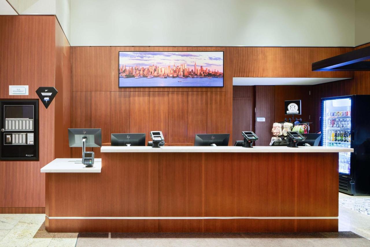 Hilton Garden Inn West 35Th Street New York City Exterior photo